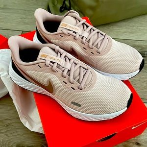 Nike sneakers NEW womens 8